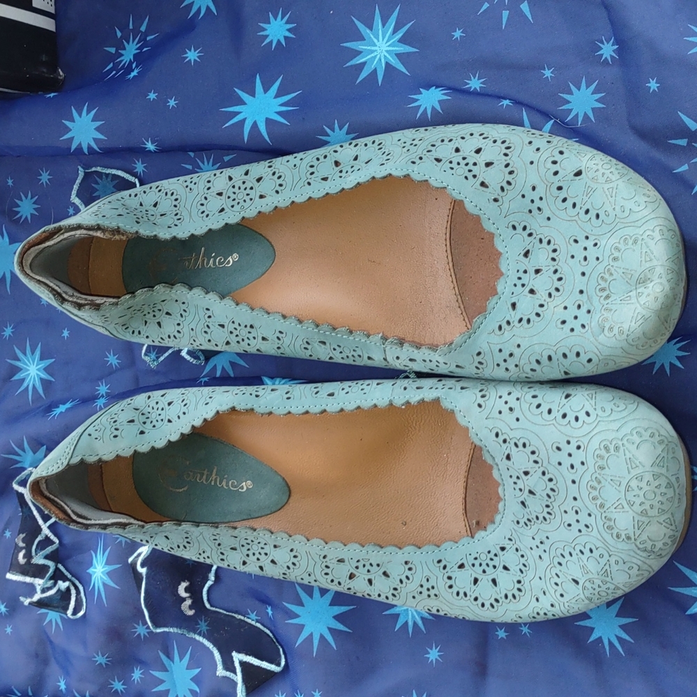 Earthics suede flats